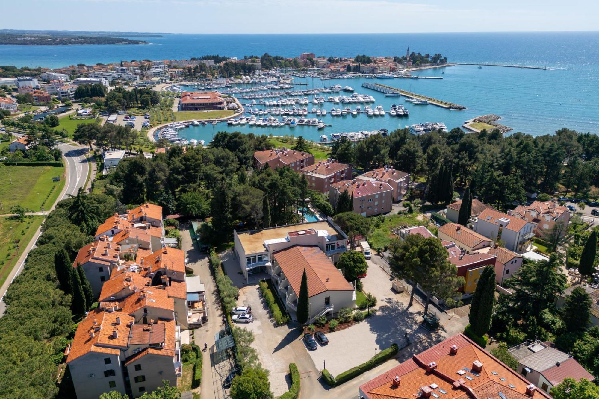 Hotel Emaus Novigrad  Екстер'єр фото
