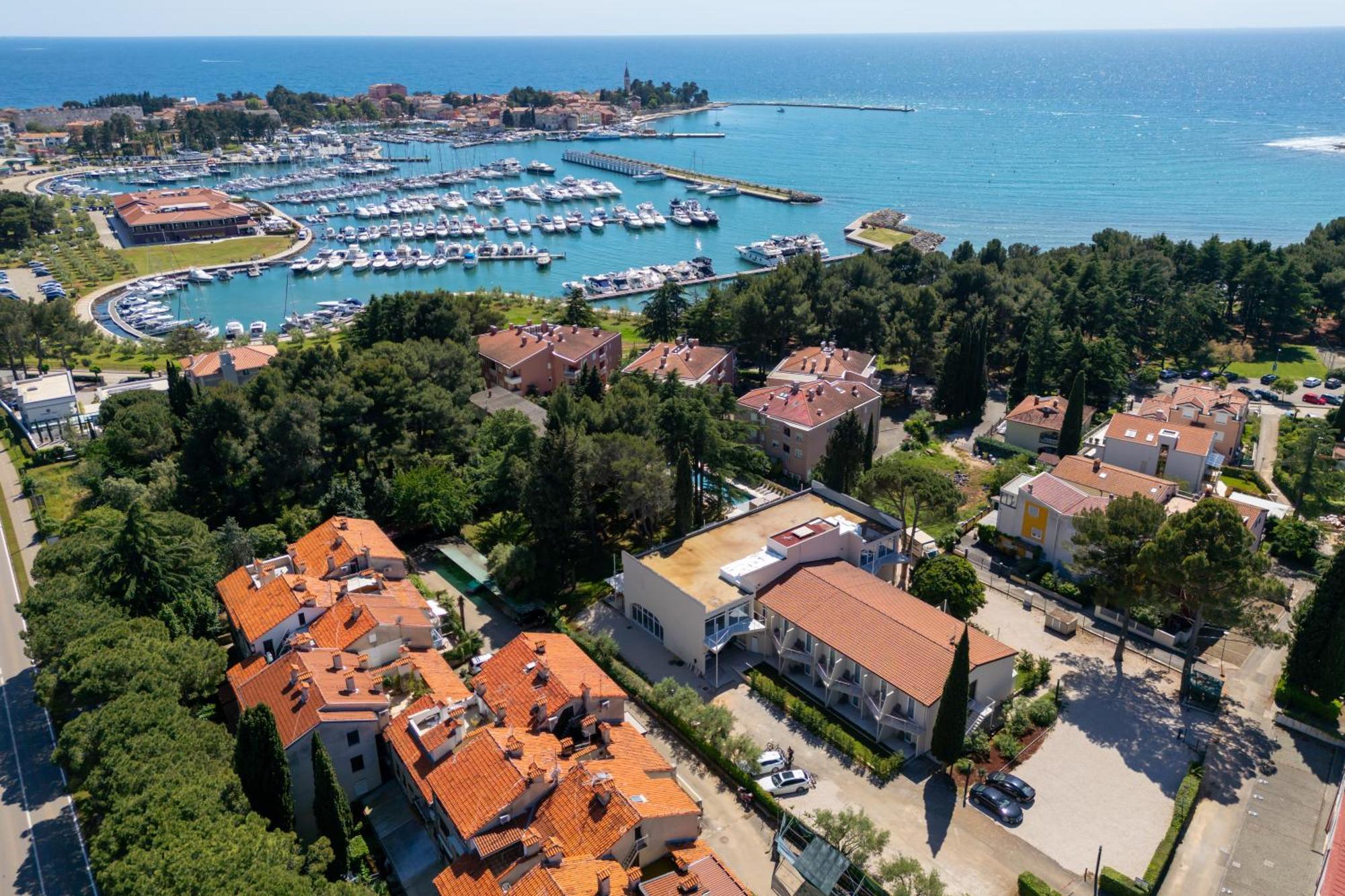 Hotel Emaus Novigrad  Екстер'єр фото