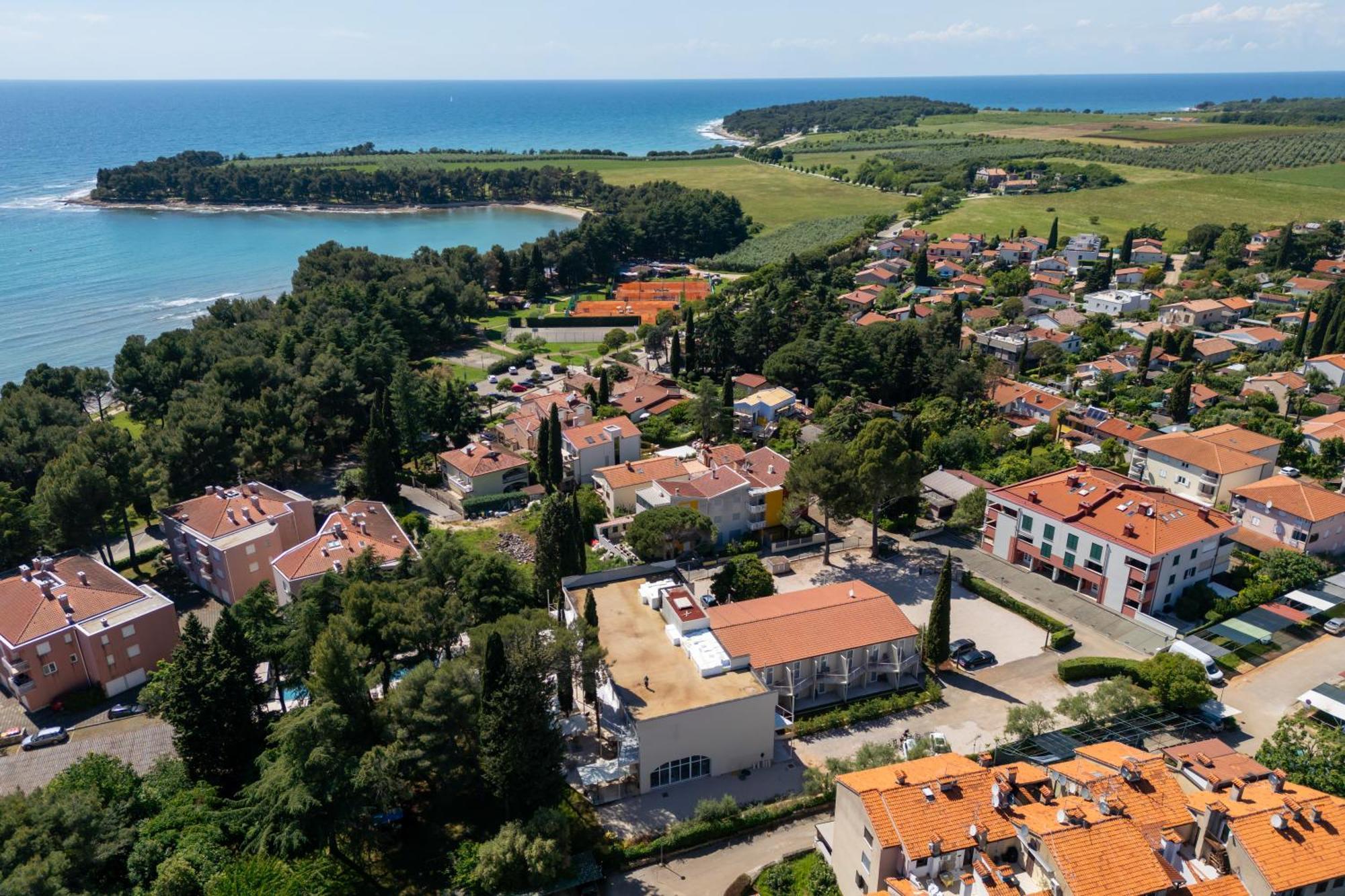 Hotel Emaus Novigrad  Екстер'єр фото