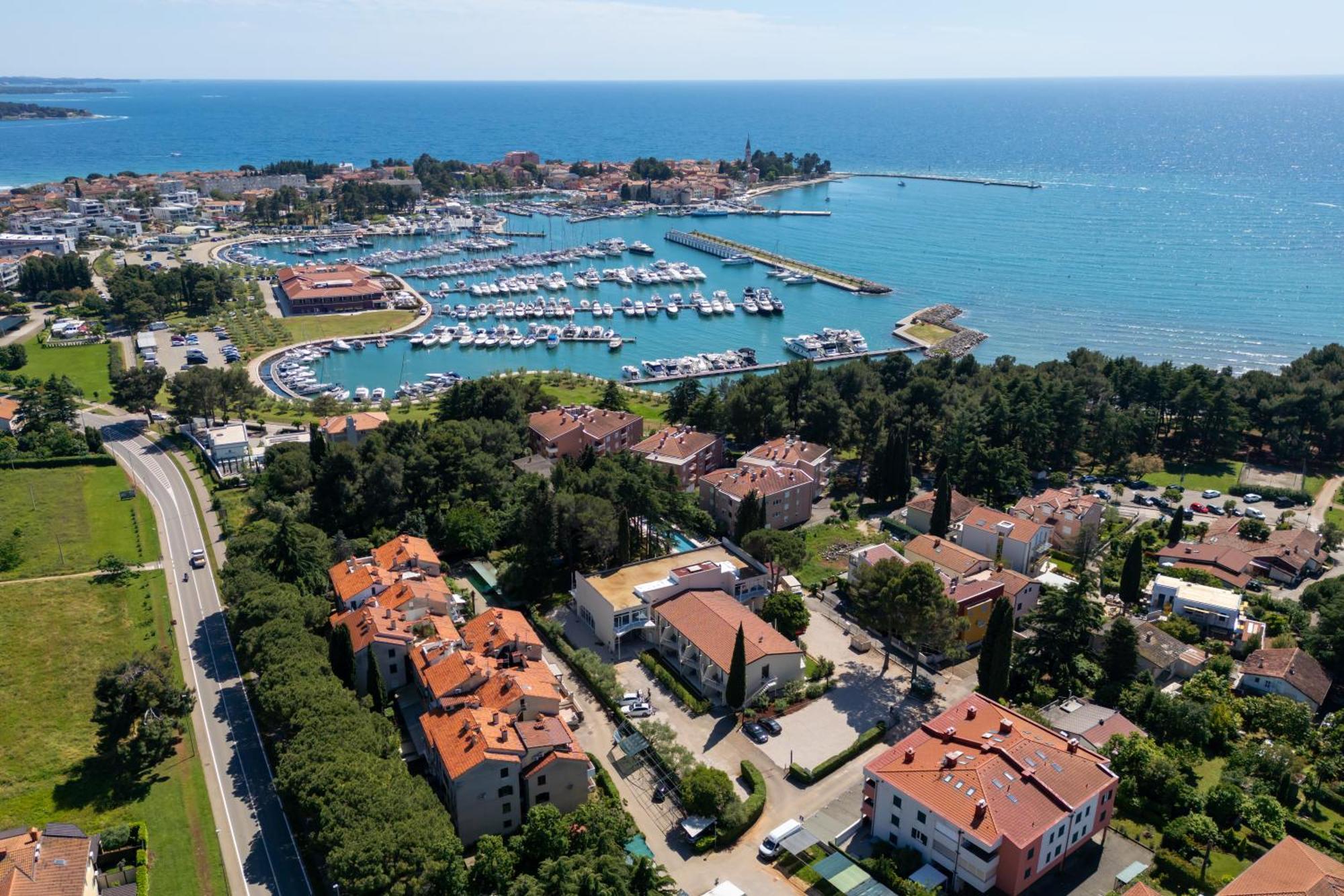 Hotel Emaus Novigrad  Екстер'єр фото