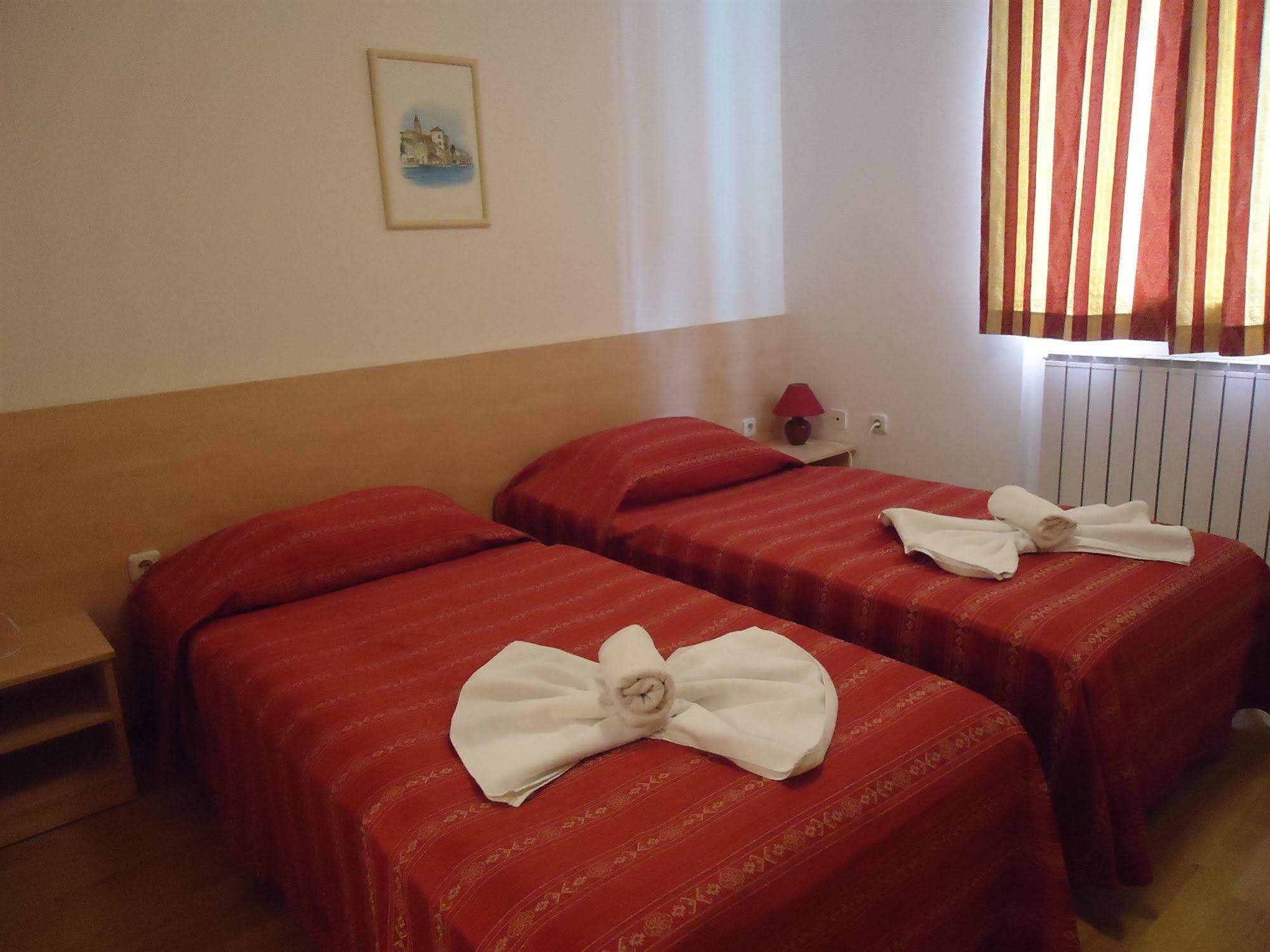 Hotel Emaus Novigrad  Екстер'єр фото